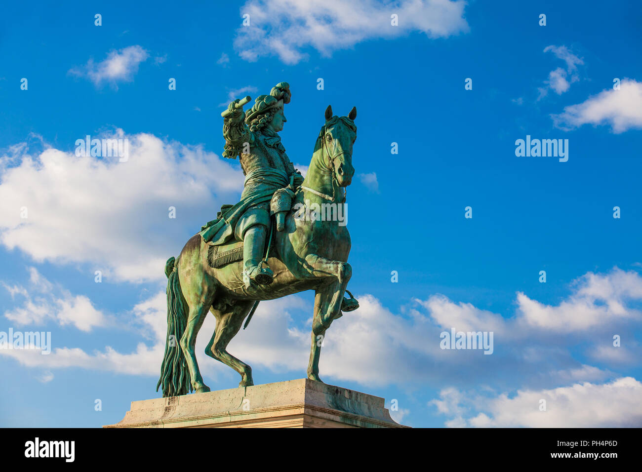 Louis XIV statua presso il Palazzo di Versailles in un gelido inverno giorno appena prima della primavera Foto Stock