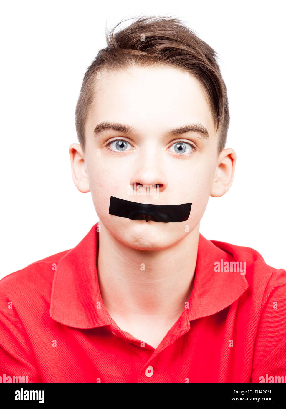 Ritratto di ragazzo adolescente con nastro adesivo sulla bocca - silenziato concetto di bambino Foto Stock