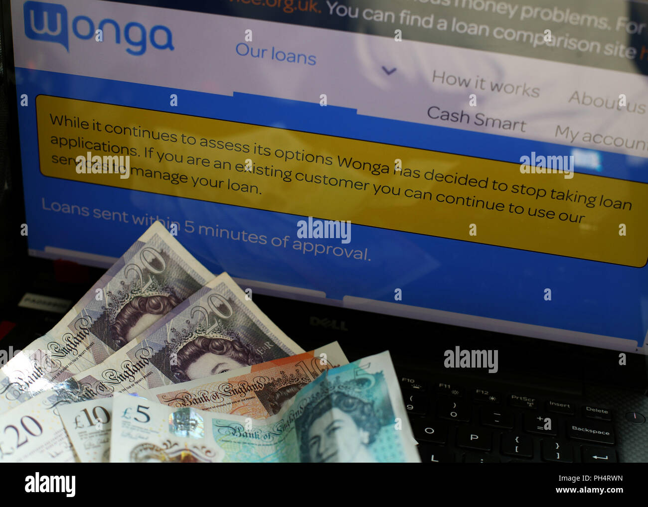 La home page di Wonga aziendale del sito web con un messaggio che indica che essi hanno smesso di prendere nuove richieste di prestito, come la fatica payday mutuante vacilla sull orlo del collasso. Foto Stock