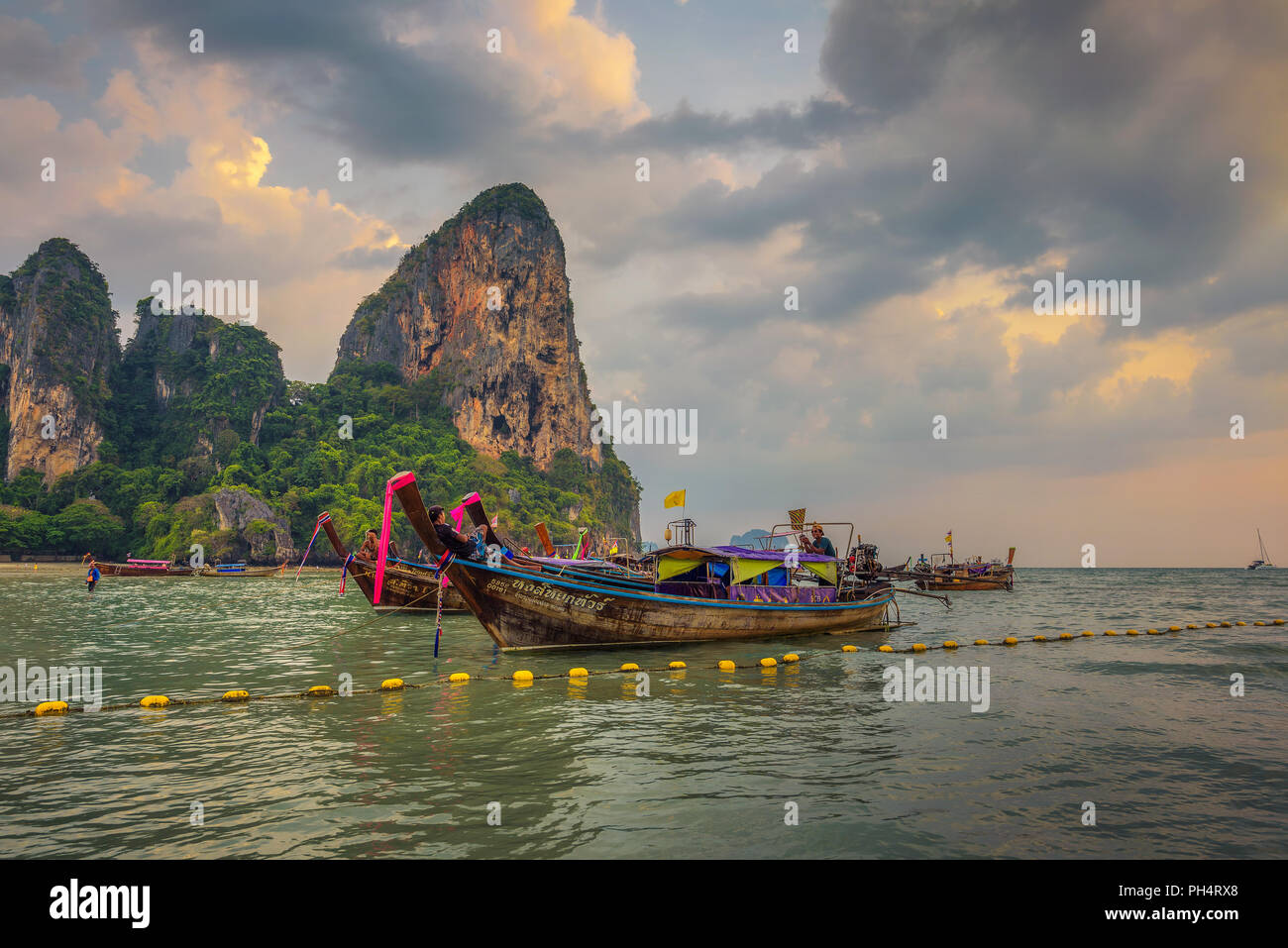 Thai barche longtail parcheggiato al Railay Beach in Thailandia Foto Stock