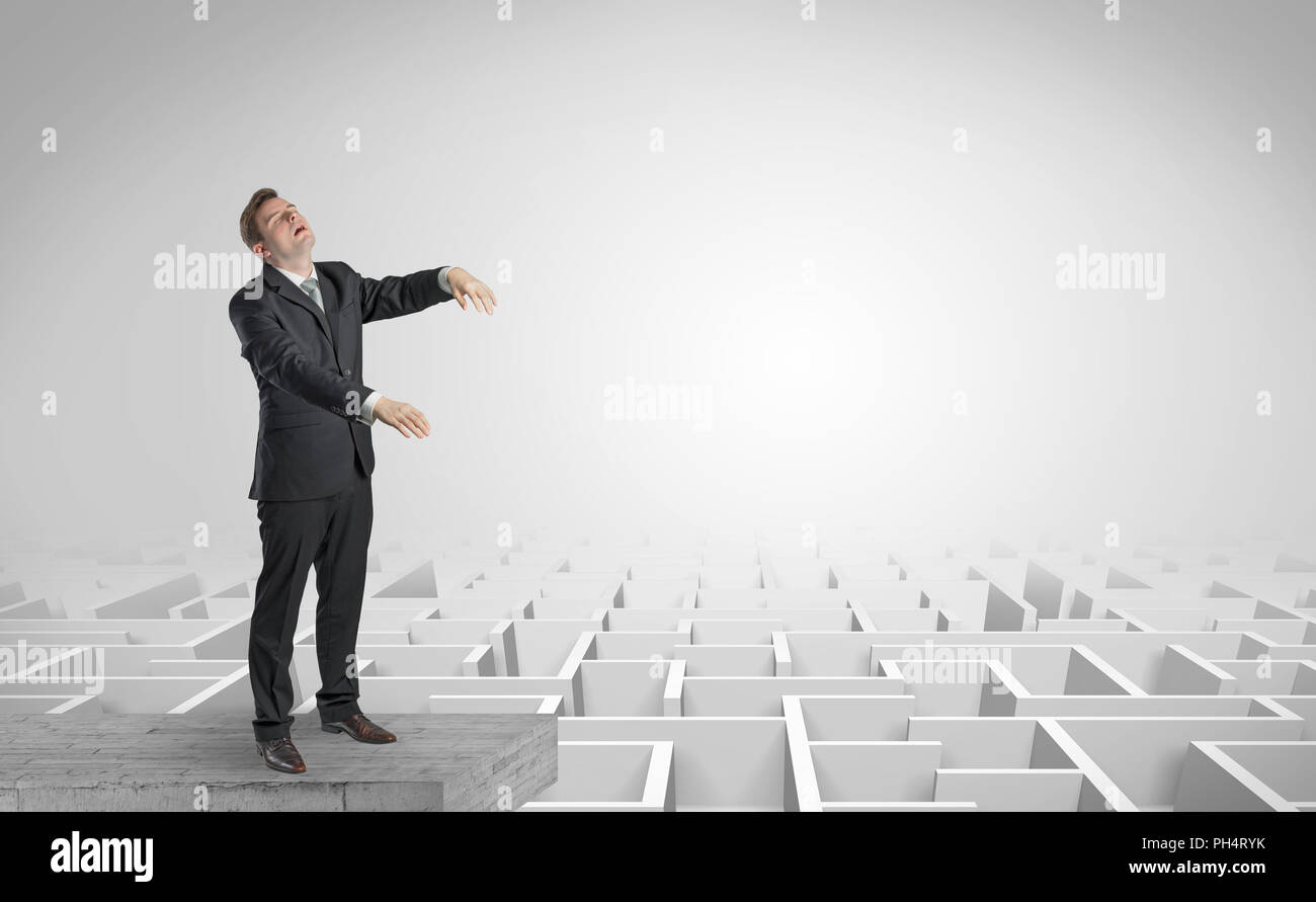 Zombi imprenditore elegante sulla parte superiore di un labirinto Foto Stock