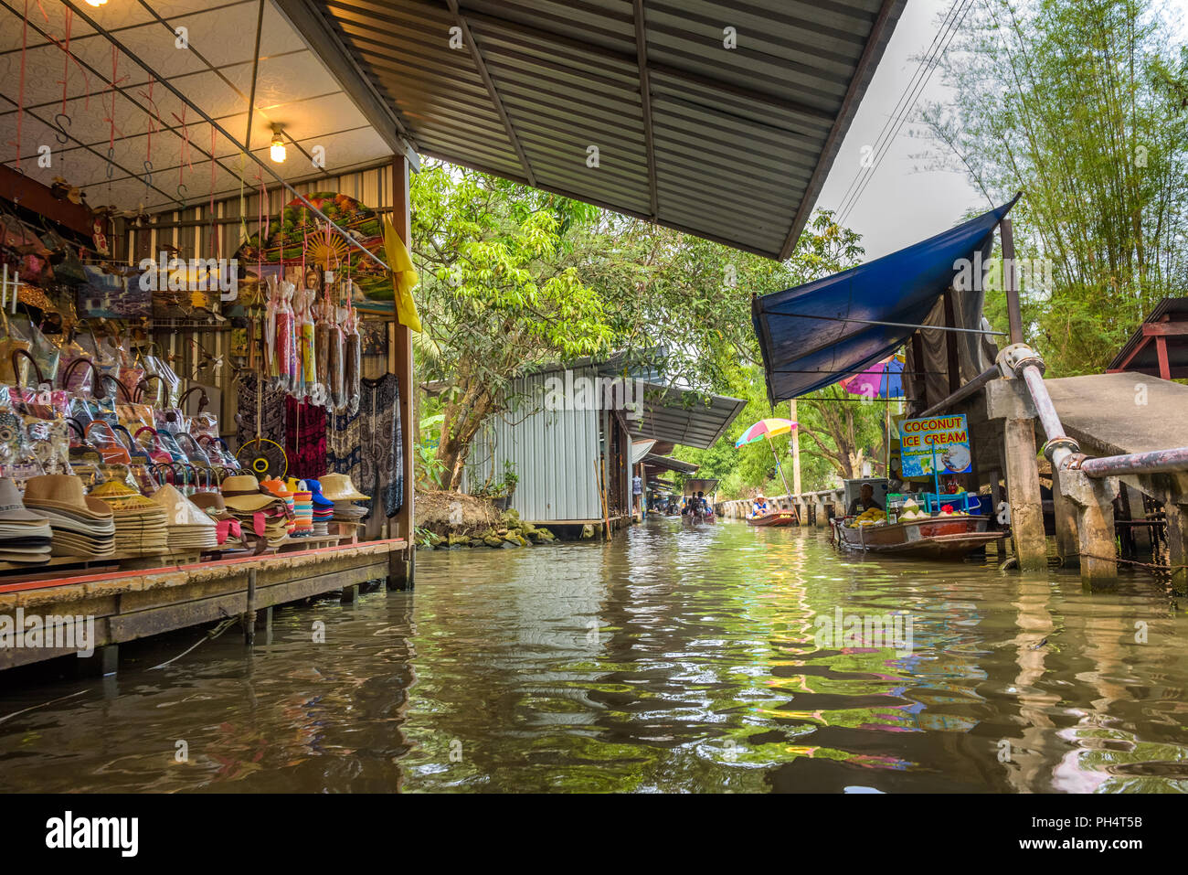 Negozi nel famoso mercato galleggiante in Thailandia Foto Stock