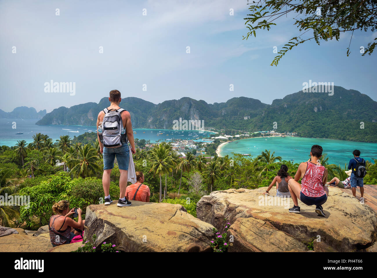 Il turista a godere di una vista panoramica su Koh Phi Phi Island in Thailandia Foto Stock