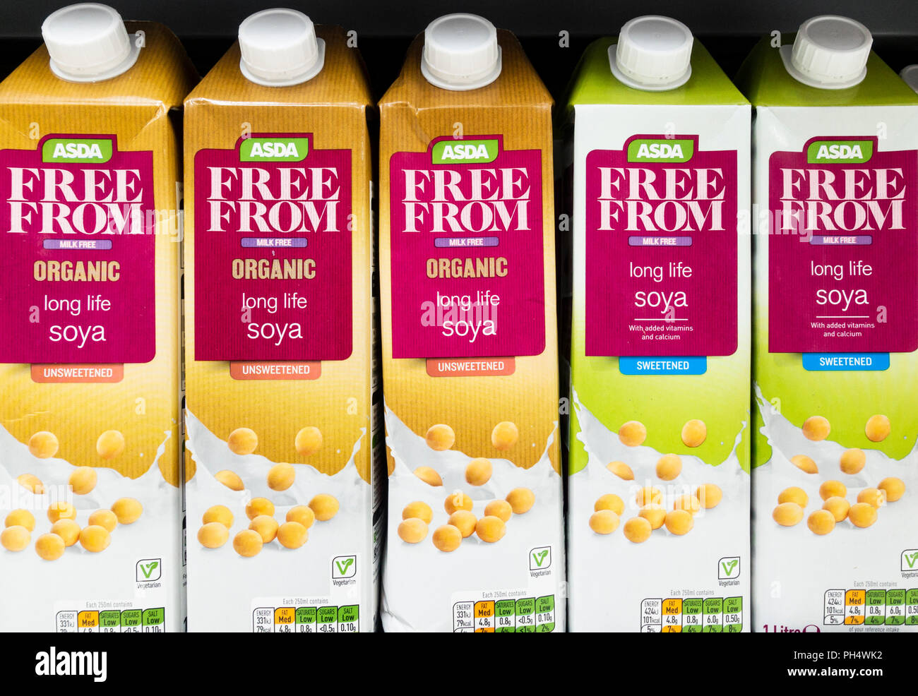 Asda proprio marchio latte organico privo di soia amaro bevanda dolcificata e lunga vita Soya Drink Foto Stock