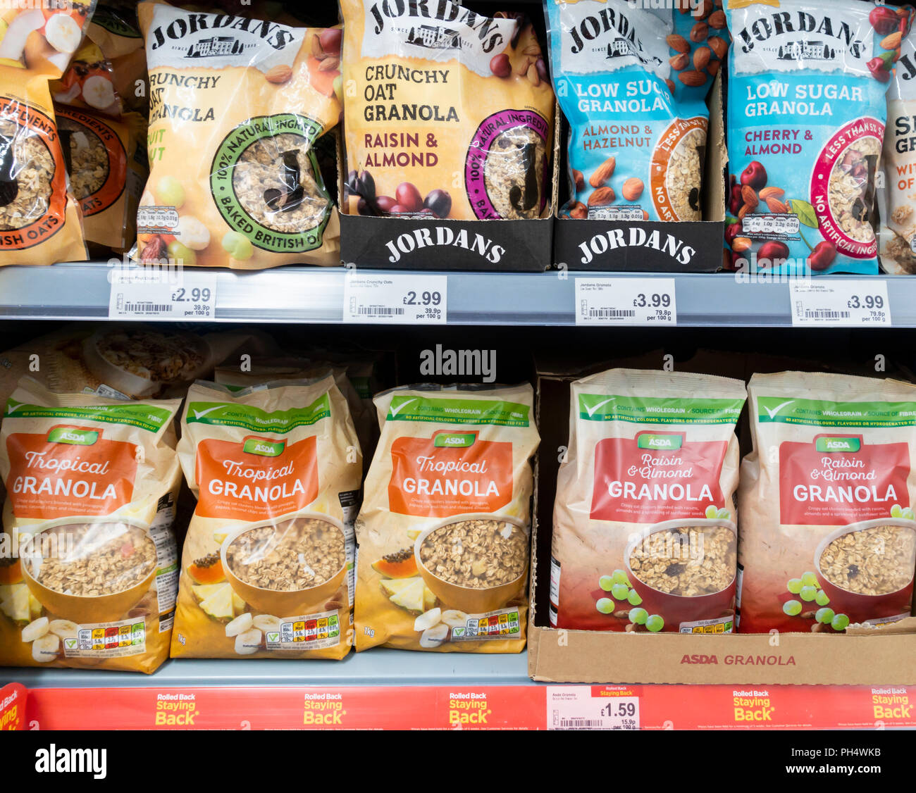 Asda propria marca Granola di cereali per la prima colazione e la Giordania la Granola nel supermercato Asda. Regno Unito Foto Stock