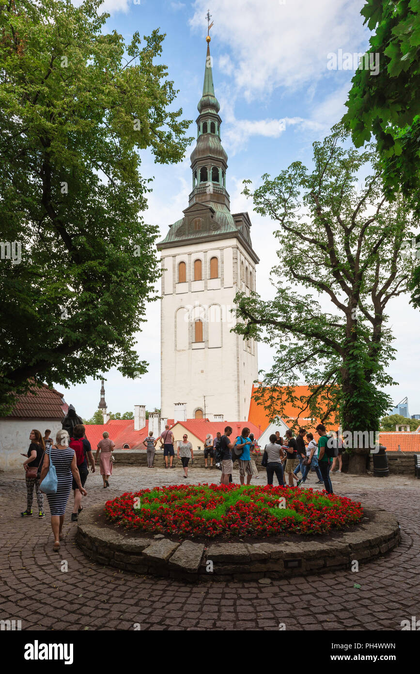 Vista la Chiesa Ortodossa di San Nicola, dal punto di vista della città situato a gamba corta Torre di Porta sulla collina di Toompea, Tallinn, Estonia. Foto Stock