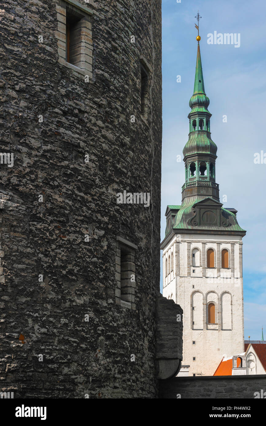 Vista della torre e la guglia di San Nicola Chiesa Ortodossa con una sezione del medievale Kiek in de Kok torre in primo piano, Tallinn, Estonia. Foto Stock