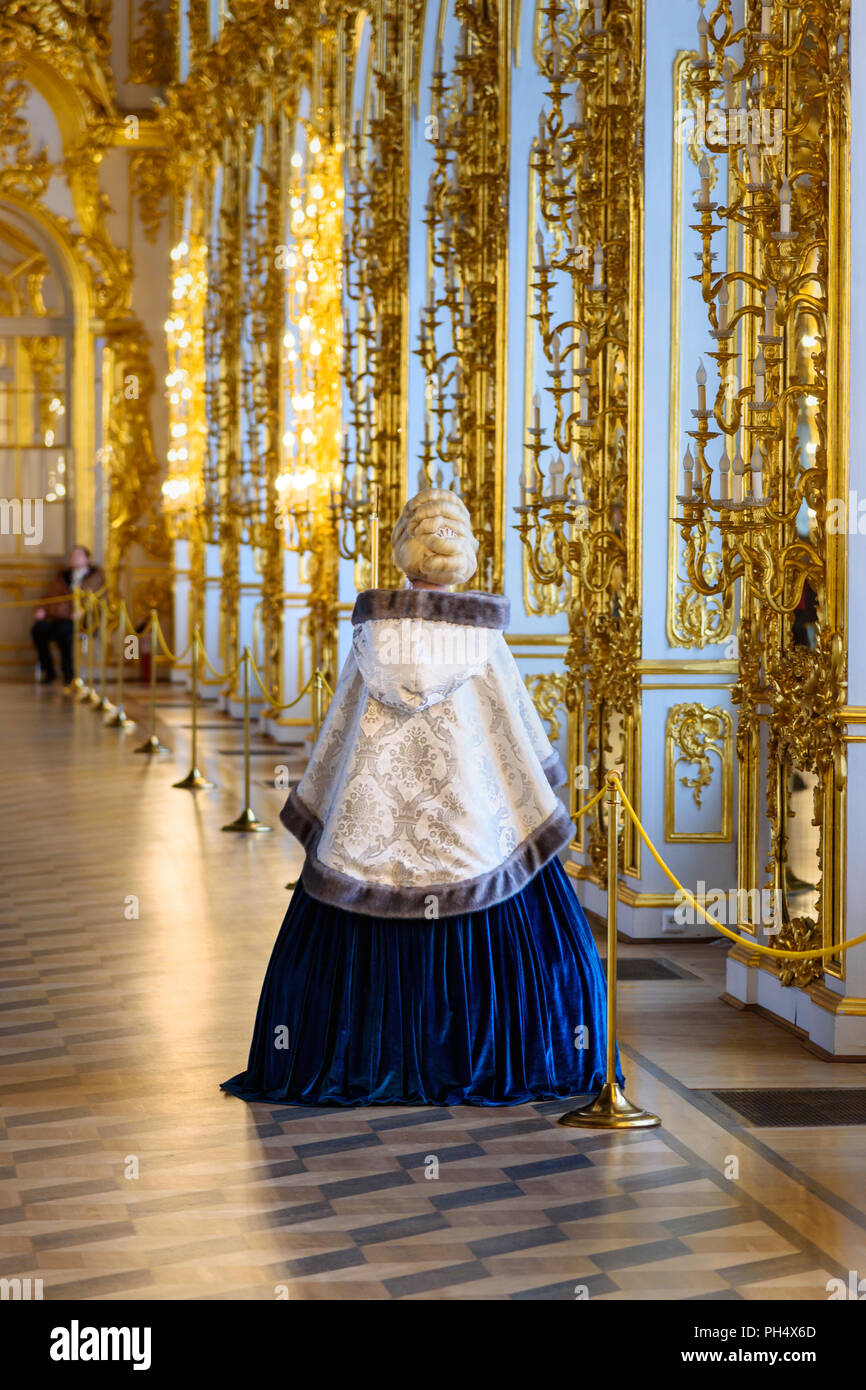 Pushkin, San Pietroburgo, Russia - 8 Gennaio 2018: bella donna in abito antico nella Grande Sala nel palazzo di Caterina in Tsarskoe Selo Foto Stock