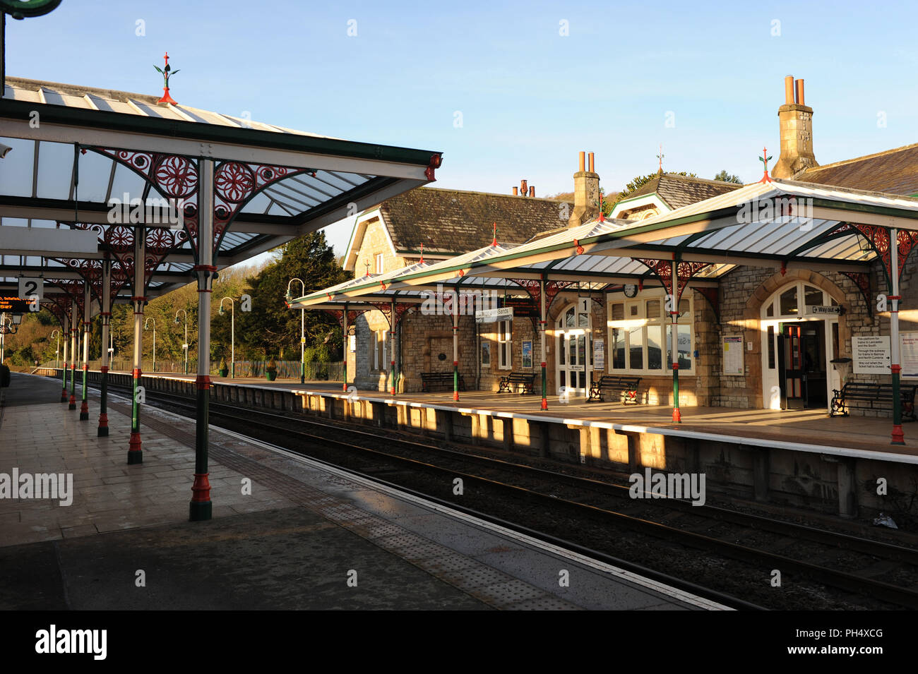 Stazione ferroviaria vittoriana Grange-over-Sands e ufficio prenotazioni. Linea Furness. Cumbria, Inghilterra, Regno Unito. Costruito intorno al 1864 restaurato alla fine degli anni '90 Foto Stock