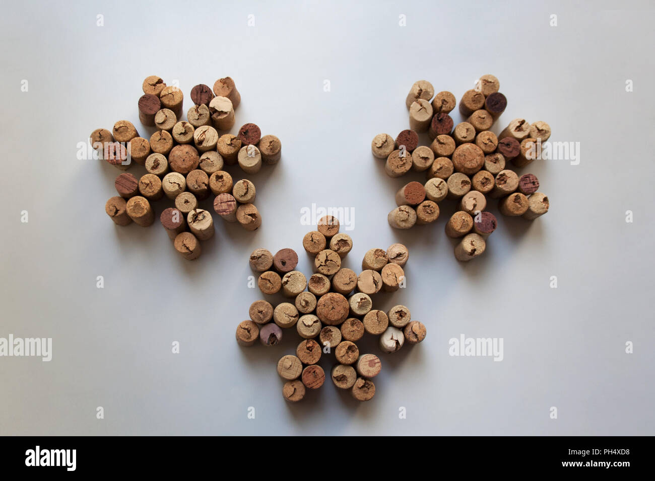 Tappi vino i fiocchi di neve composizione astratta isolati su sfondo bianco  Foto stock - Alamy
