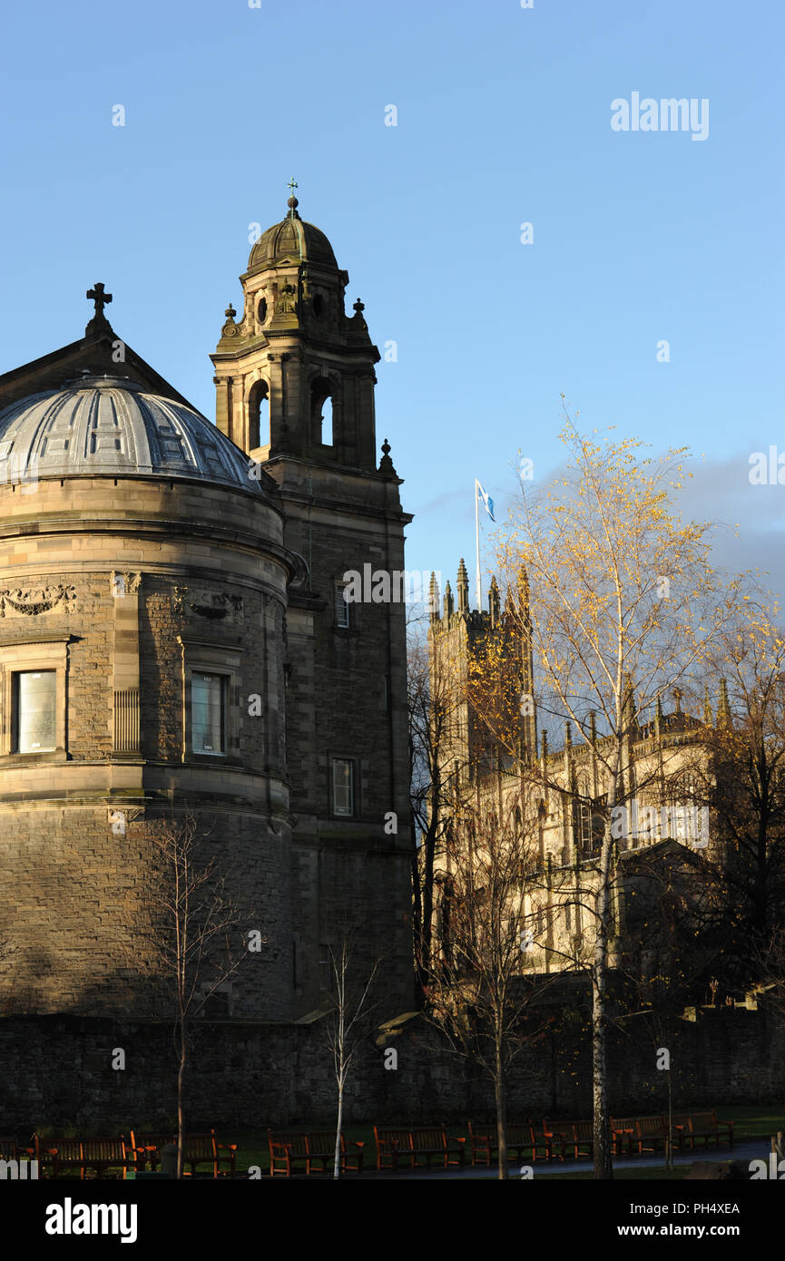 Chiesa di San Giovanni, a distanza - Chiesa di San Cuthbert in primo piano. Edimburgo, Scozia. Vista dai giardini di Princes Street nella soleggiata giornata invernale Foto Stock