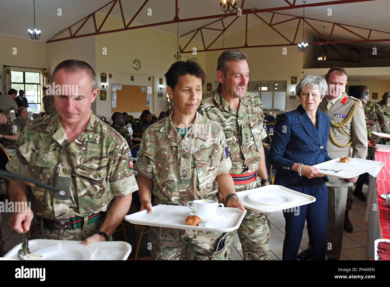 Il primo ministro Theresa Maggio unisce i soldati britannici per pranzo presso il contatore Embakasi IED Centro di Nairobi, dove lei ha visto la mia formazione di rilevamento sia dai britannici e Kentan militare, il terzo giorno della sua visita in Africa. Foto Stock