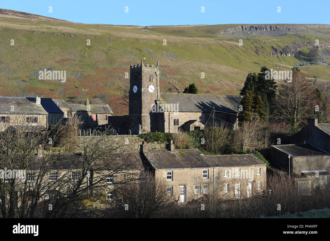 Chiesa di Santa Maria nel villaggio di Muker, Swaledale, Yorkshire Dales, Gran Bretagna. L'orologio della torre della chiesa legge 10.20 Foto Stock