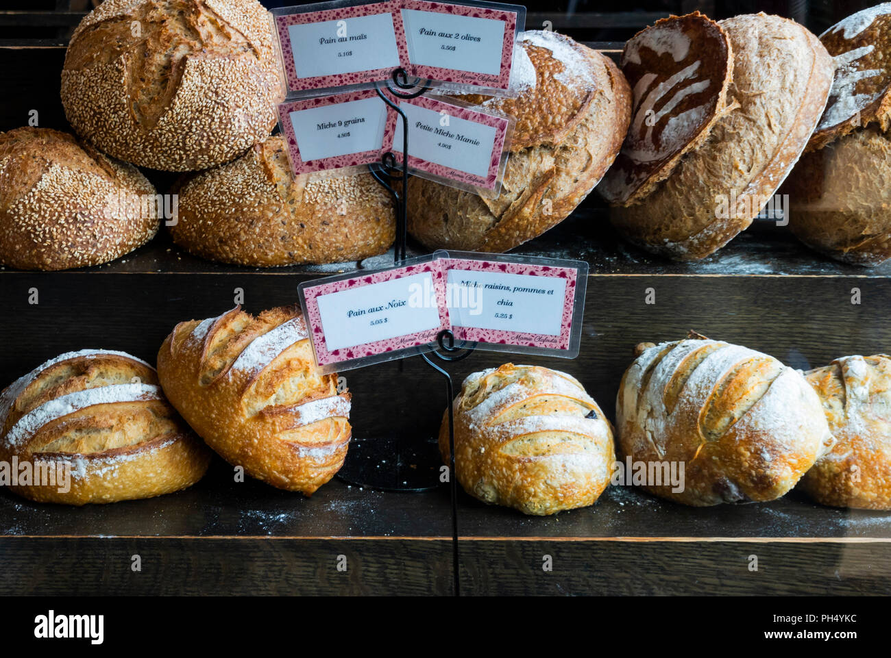 Una selezione di pane nella finestra di un panificio di Montreal Foto Stock