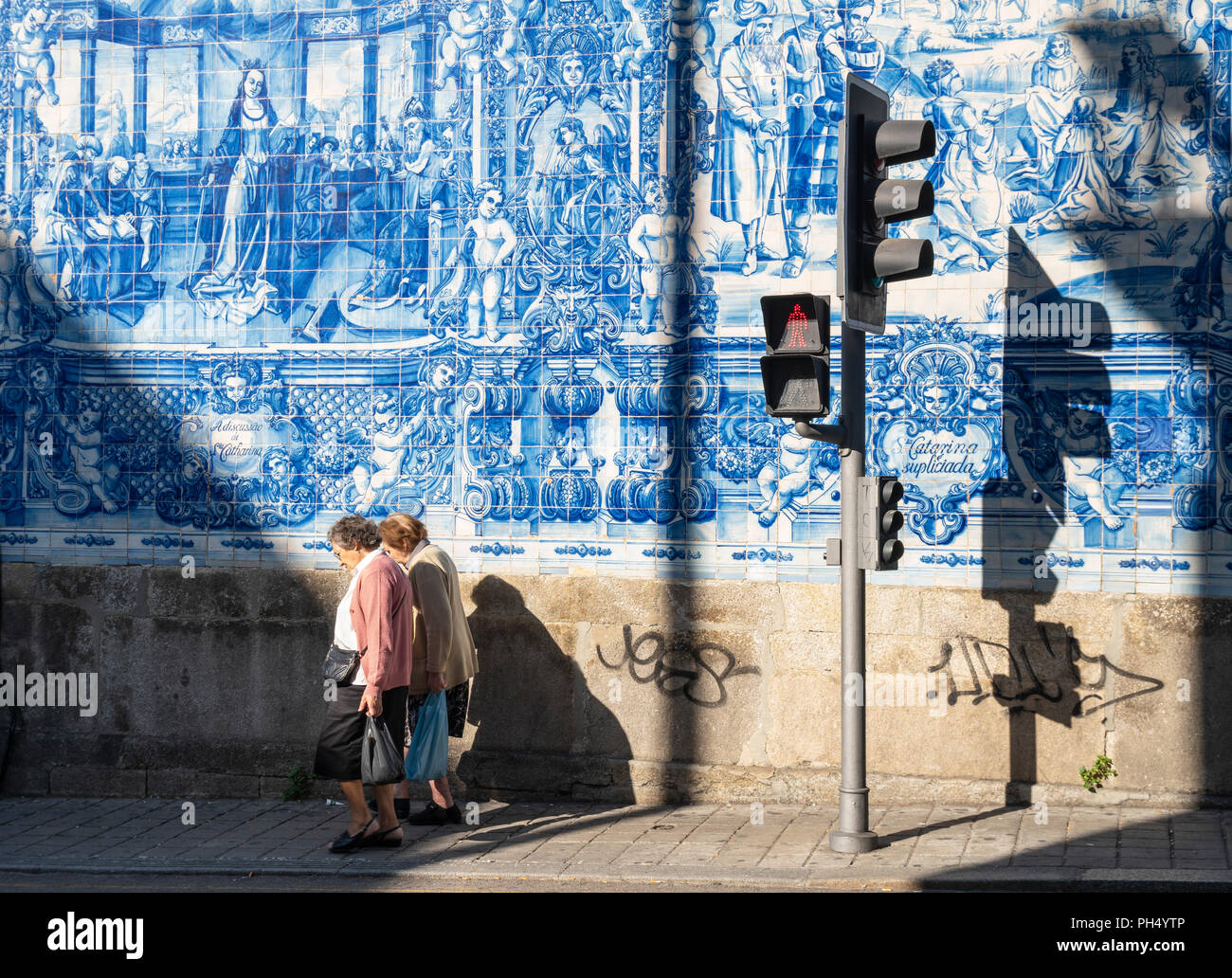 Tradizionale, blu smaltata, dececorated piastrelle, azulejos,sull'esterno della Capela das Almas chiesa, nel centro di Porto, Portogallo Foto Stock