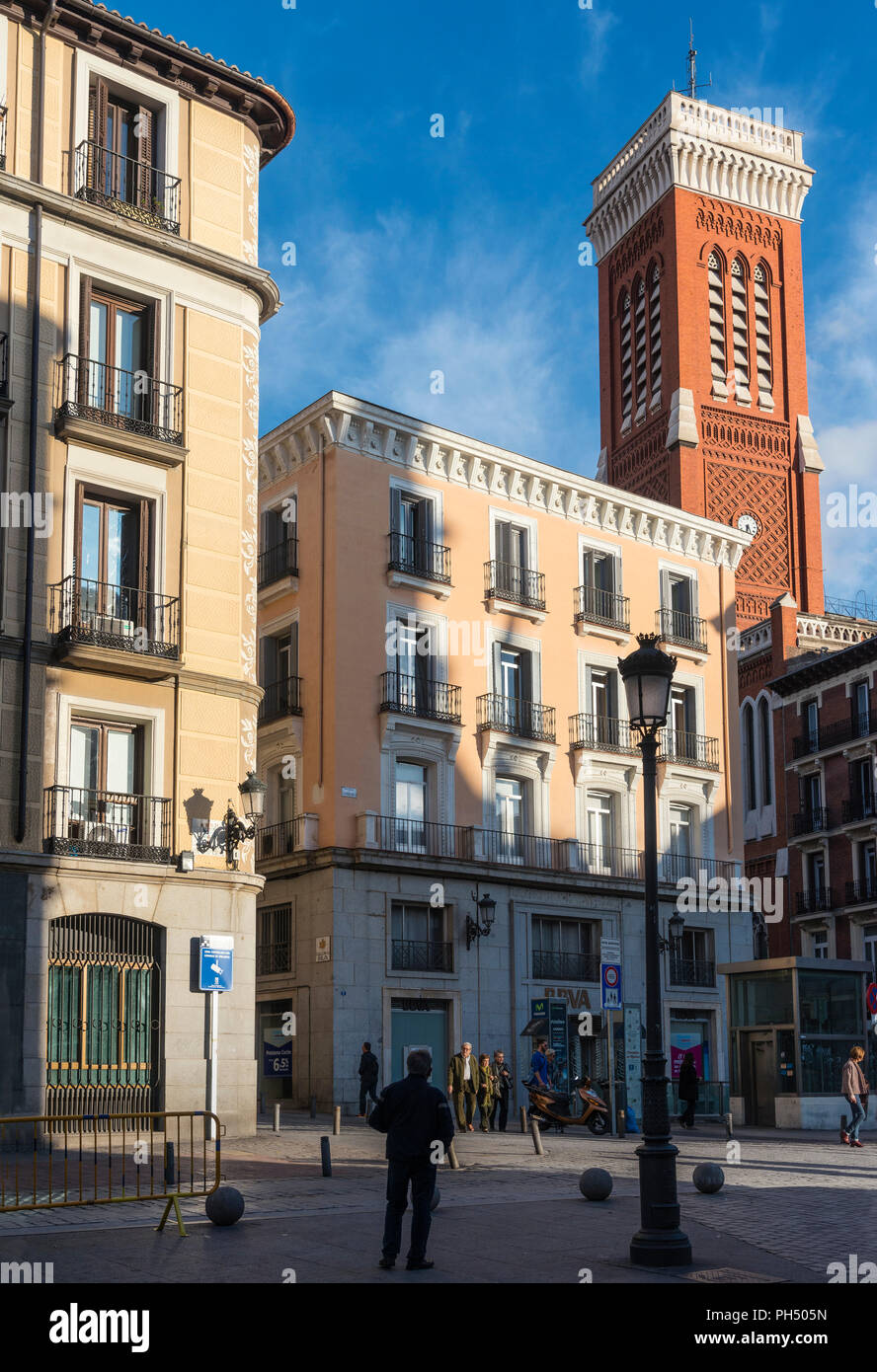 Serata a La Plaza de Santa Cruz con il campanile della chiesa di Santa Cruz dietro, Madrid, Spagna Foto Stock