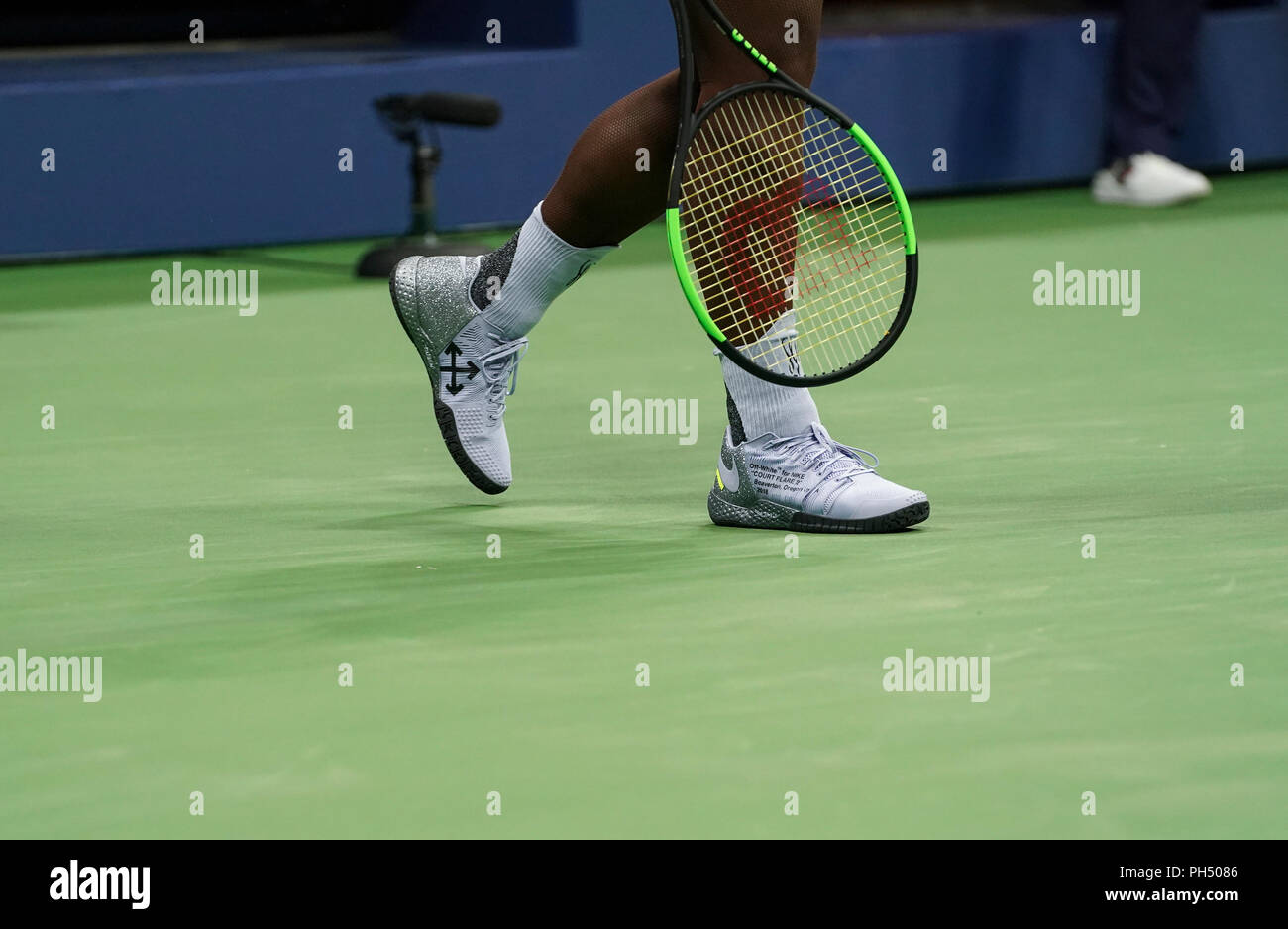 New York, Stati Uniti. Il 29 agosto, 2018. Serena Williams DI STATI UNITI  D'AMERICA indossando scarpe bianco da Nike FLARE CORTE 2 durante la US Open  2018 2° round match contro Carina