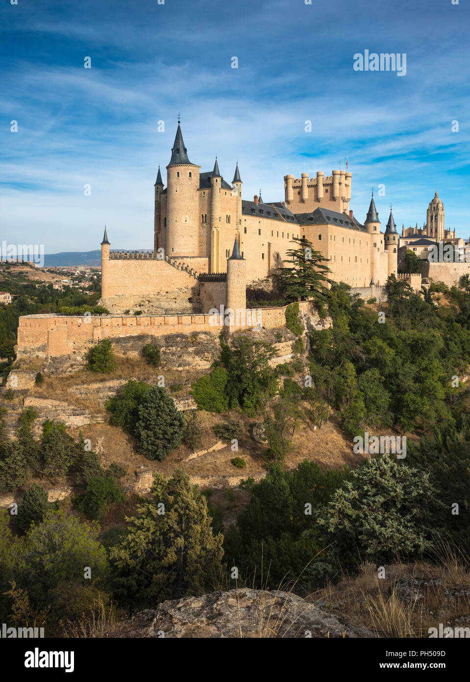 L'Alcazar con la cattedrale e la città di Segovia in background, Segovia, Spagna centrale Foto Stock