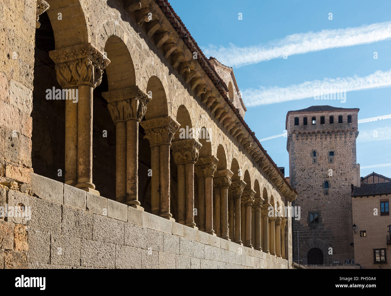 Il Romanico, portici portico di San Martino la chiesa, guardando verso il Torreón de Lozoya nella Plaza Medina del Campo, Segovia, Spagna Foto Stock