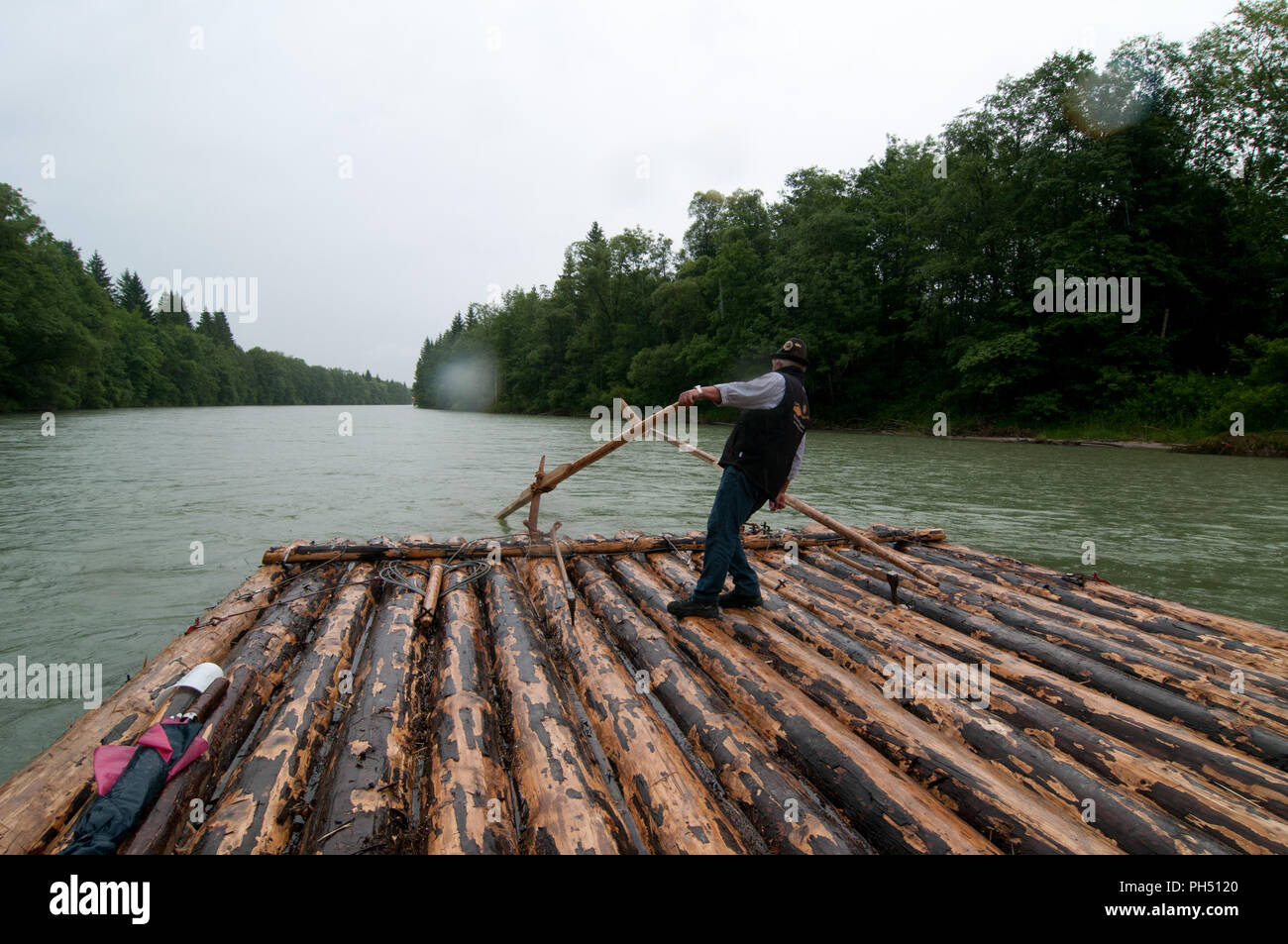 Capitano zattera sul fiume Isar, Alta Baviera, Germania Foto Stock