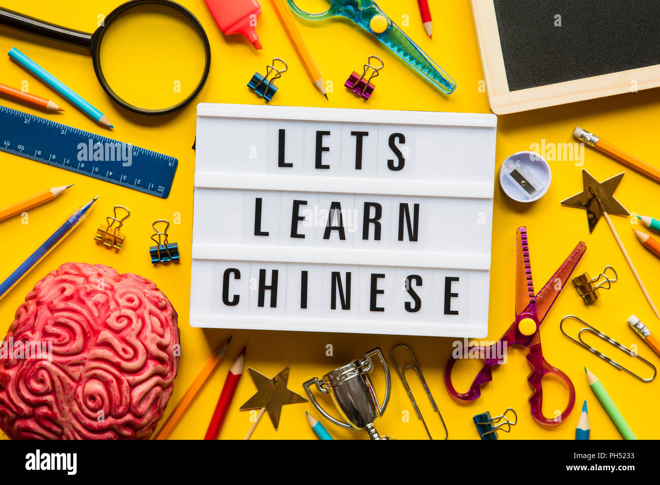 Consente di imparare il cinese lightbox messaggio su un brillante sfondo giallo Foto Stock