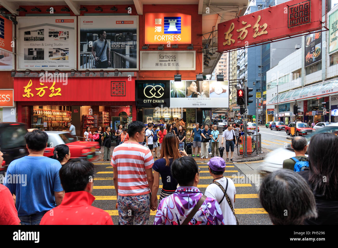 Hong Kong - Luglio 02, 2018: le persone in attesa di attraversare la strada a Causeway Bay durante il giorno Foto Stock