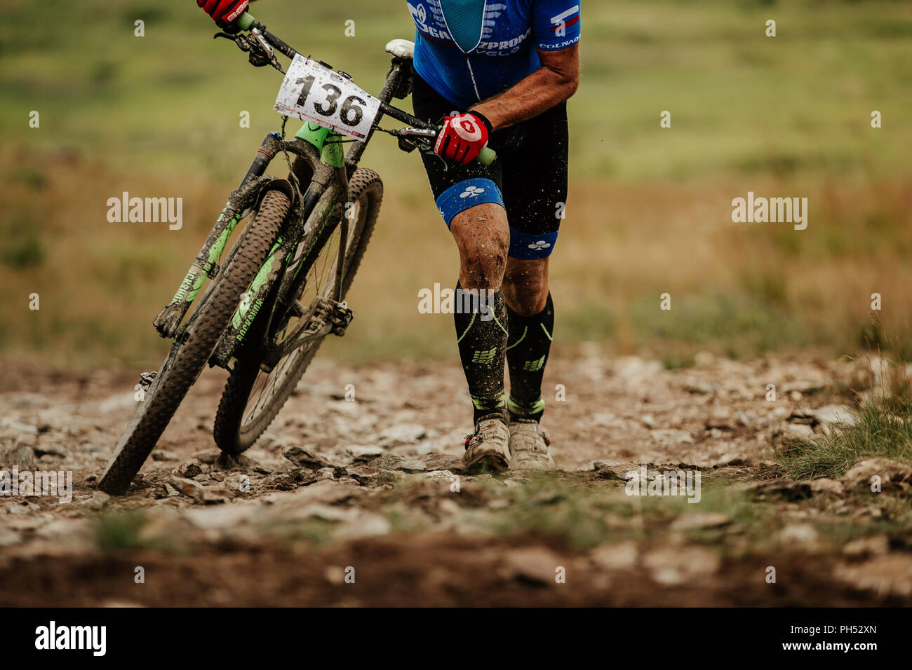 V.Ufaley, Russia - Agosto 12, 2018: atleta ciclista arrampicata sentiero di montagna a piedi durante la gara XCM Big Stone Foto Stock