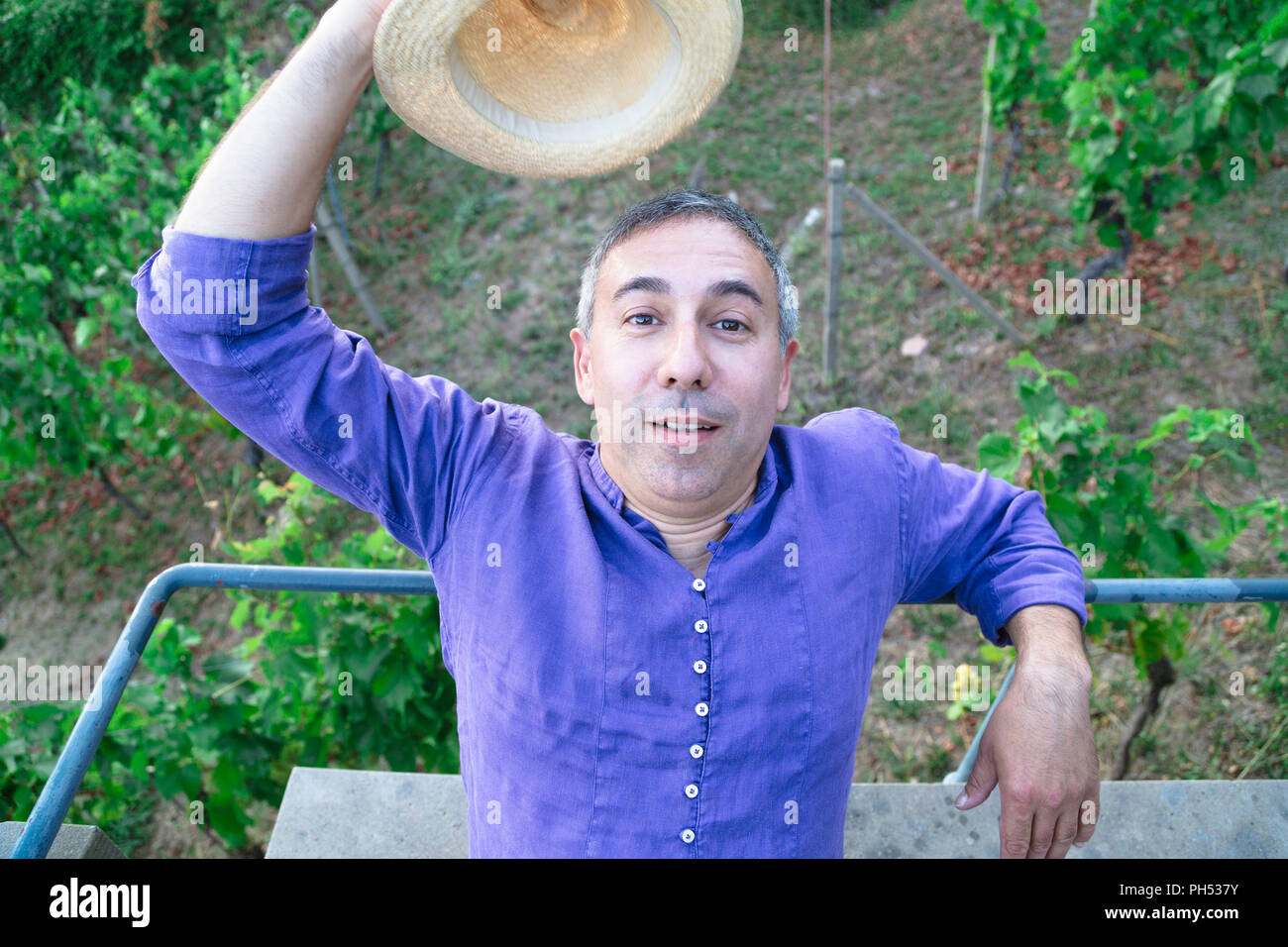 Funny Man in hat è ingannare intorno a chiudere fino all'aperto Foto Stock
