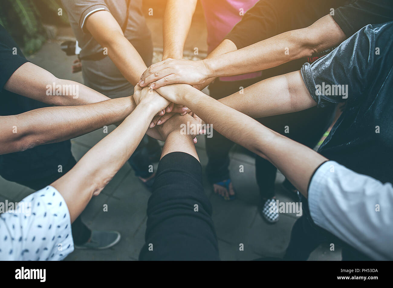 Il lavoro di squadra con le braccia e le mani. Foto Stock