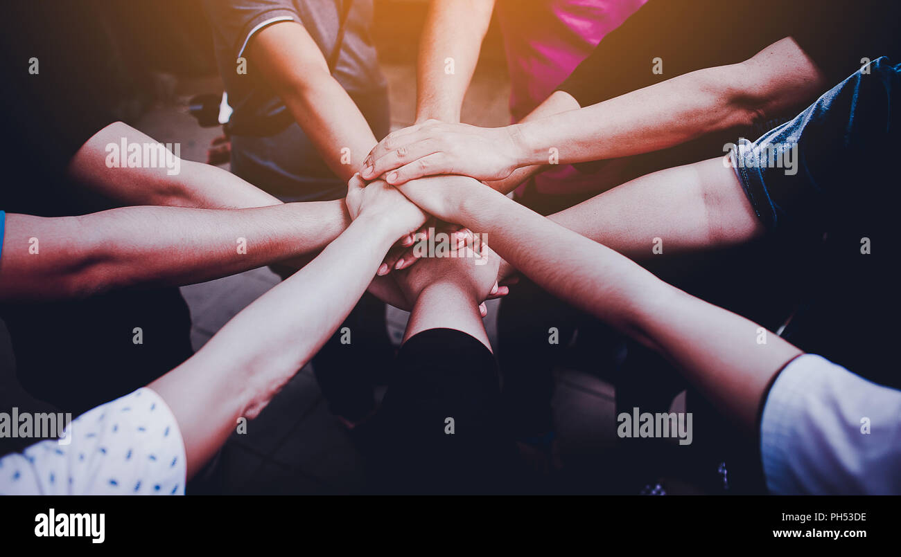 Il lavoro di squadra con le braccia e le mani. Foto Stock