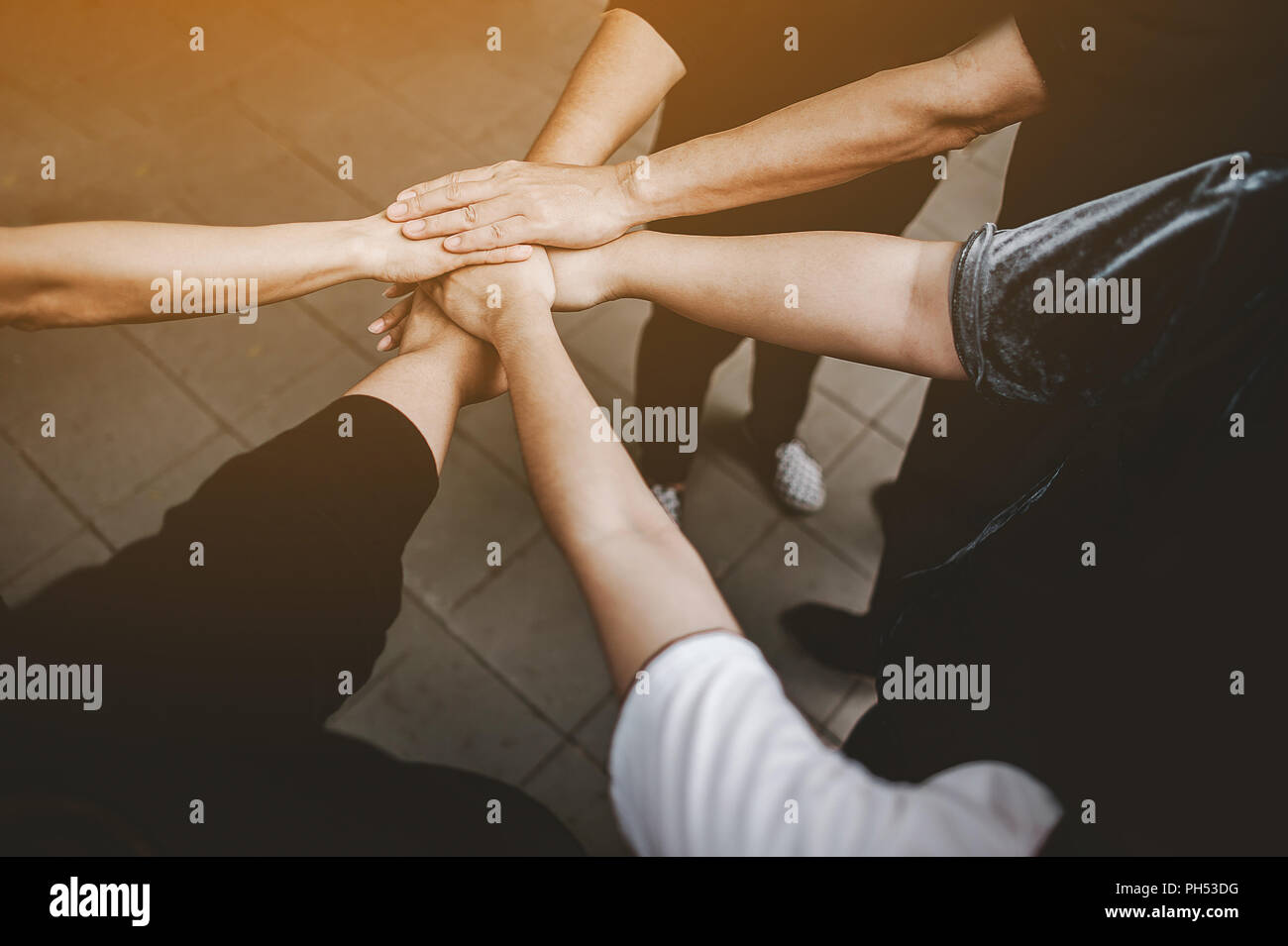 Il lavoro di squadra con le braccia e le mani. Foto Stock