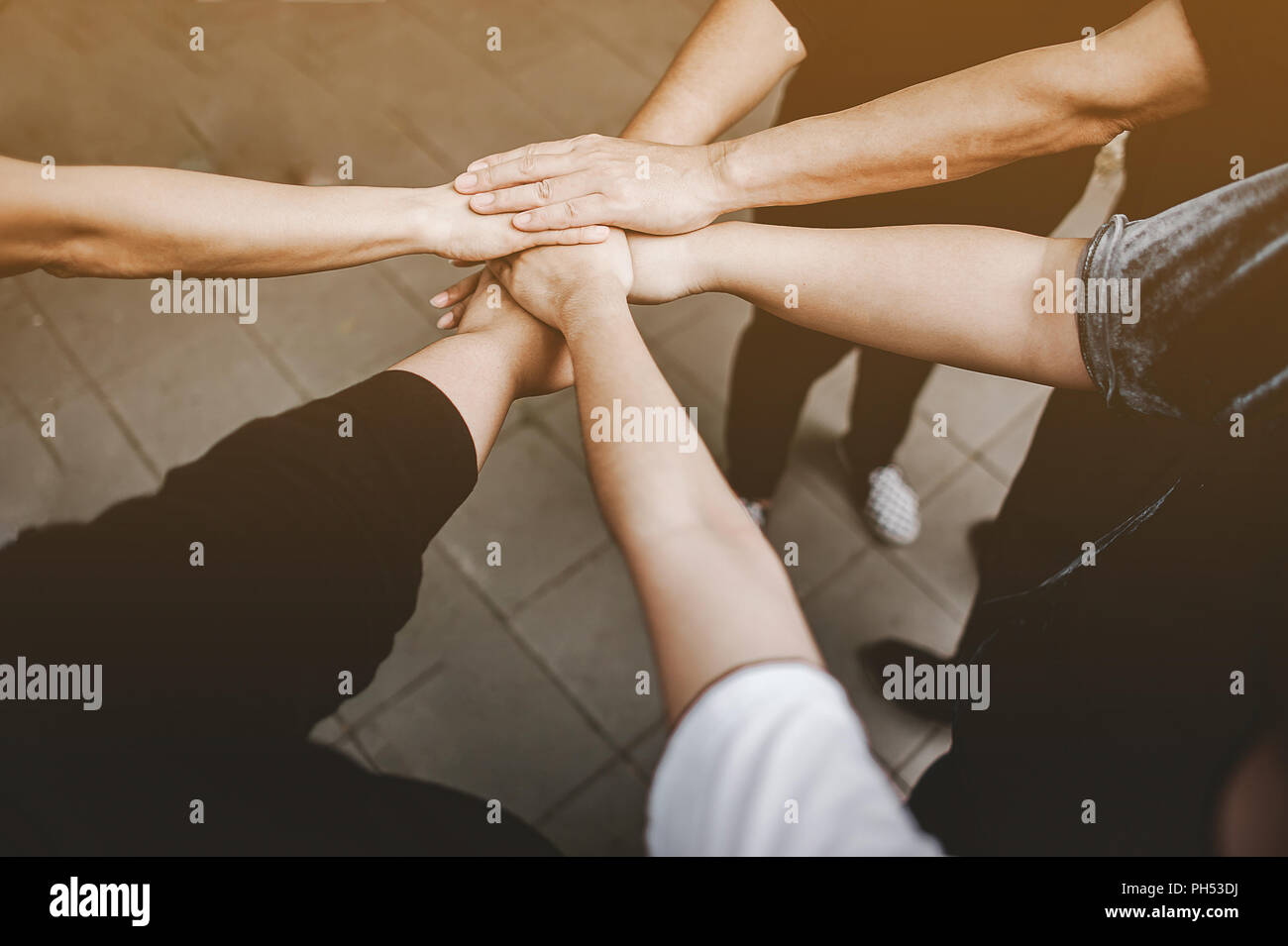 Il lavoro di squadra con le braccia e le mani. Foto Stock