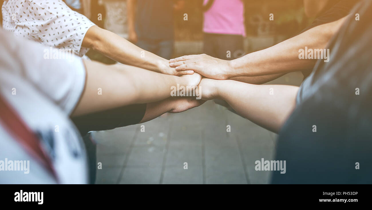 Il lavoro di squadra con le braccia e le mani. Foto Stock