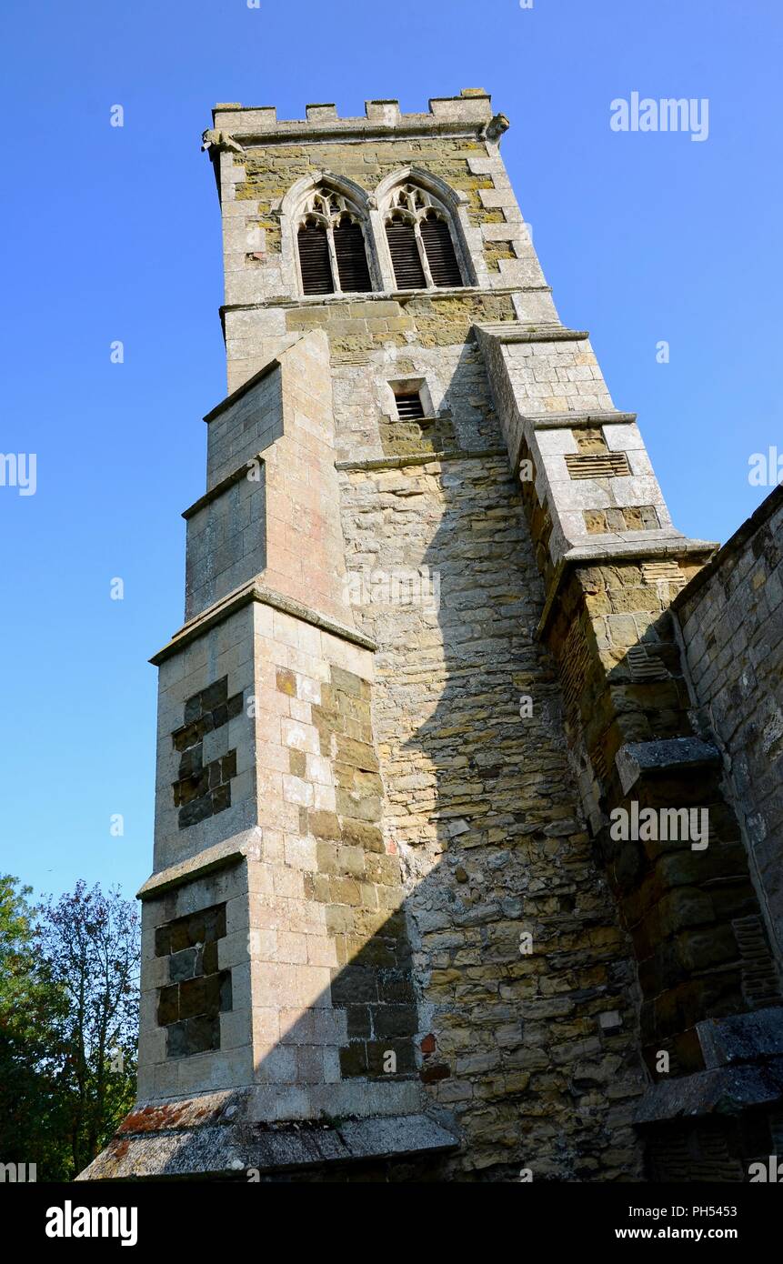 Esterno di tutti i santi " Chiesa, Saltfleetby, Lincolnshire ,UK,mostra la torre pendente con butresses. Foto Stock