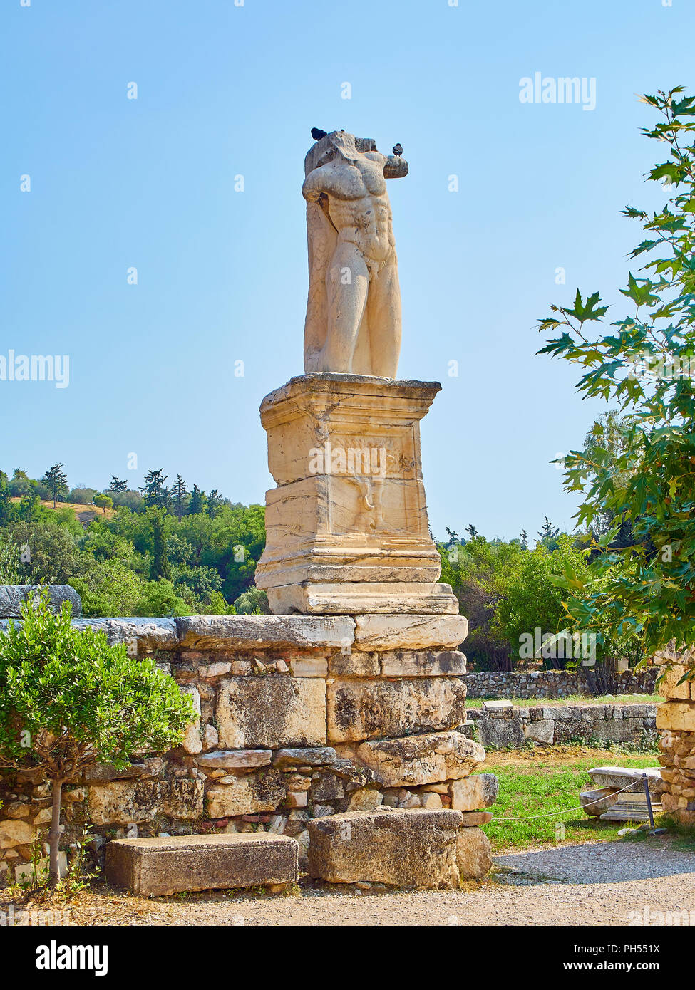 Statua di giganti e all'ingresso Odeon di Agrippa, situato all'Antica Agorà di Atene. Regione Attica, Grecia. Foto Stock