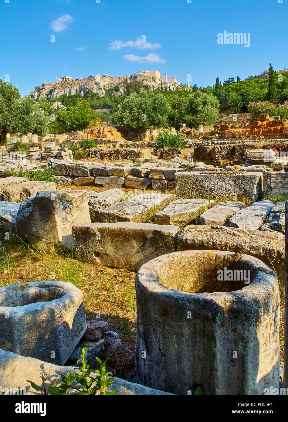 Rovine del tempio sud-ovest e la Civic Offices e dello STOA all'Antica Agorà di Atene con il versante nord dell'Acropoli di Atene in background. Foto Stock