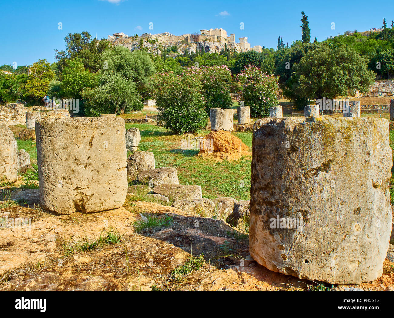 Rovine del centro di Stoa all'Antica Agorà di Atene con il versante nord dell'acropoli ateniese in background. Regione Attica, Grecia. Foto Stock