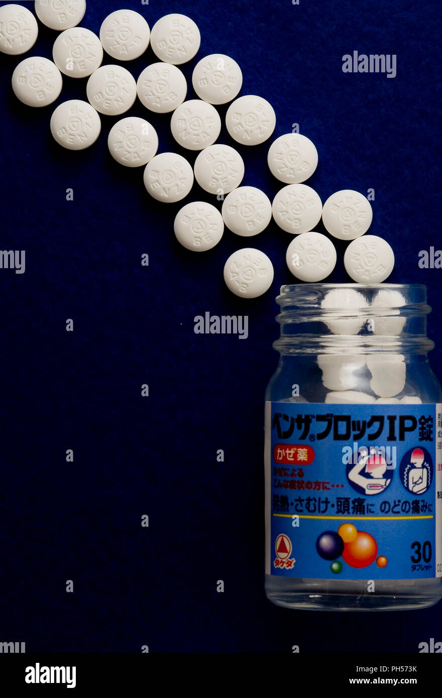 Pillole per sintomi simil-influenzali commercializzati da Takeda Pharmaceutical Co. Ltd, sono disposti per una foto a Tokyo il Martedì, luglio 31, 2007. Fotografo:Rob Foto Stock