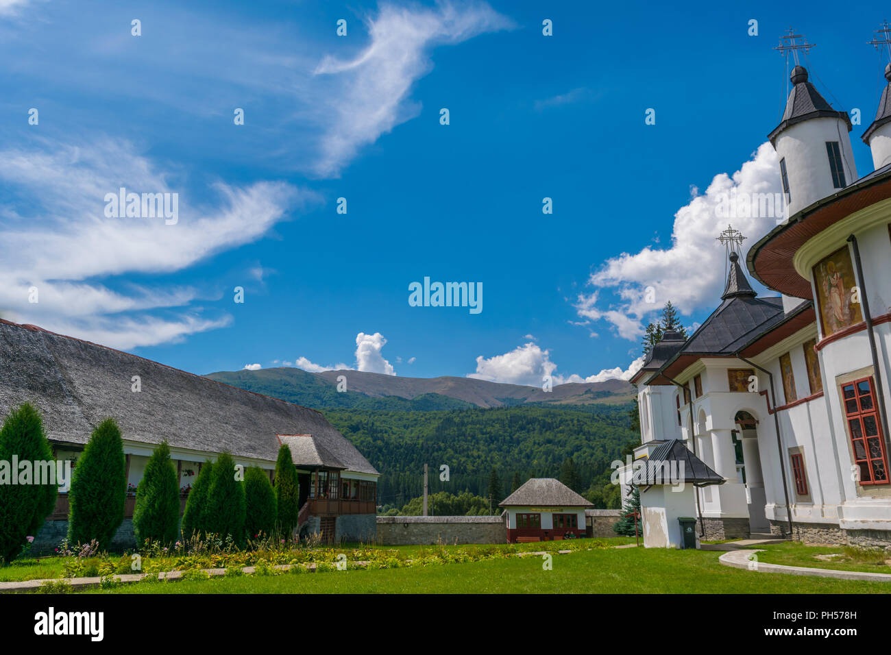 Cheie, Romania - Agosto 15, 2018: cortile esterno del monastero Cheie in cheie, Prahova, Romania. Foto Stock