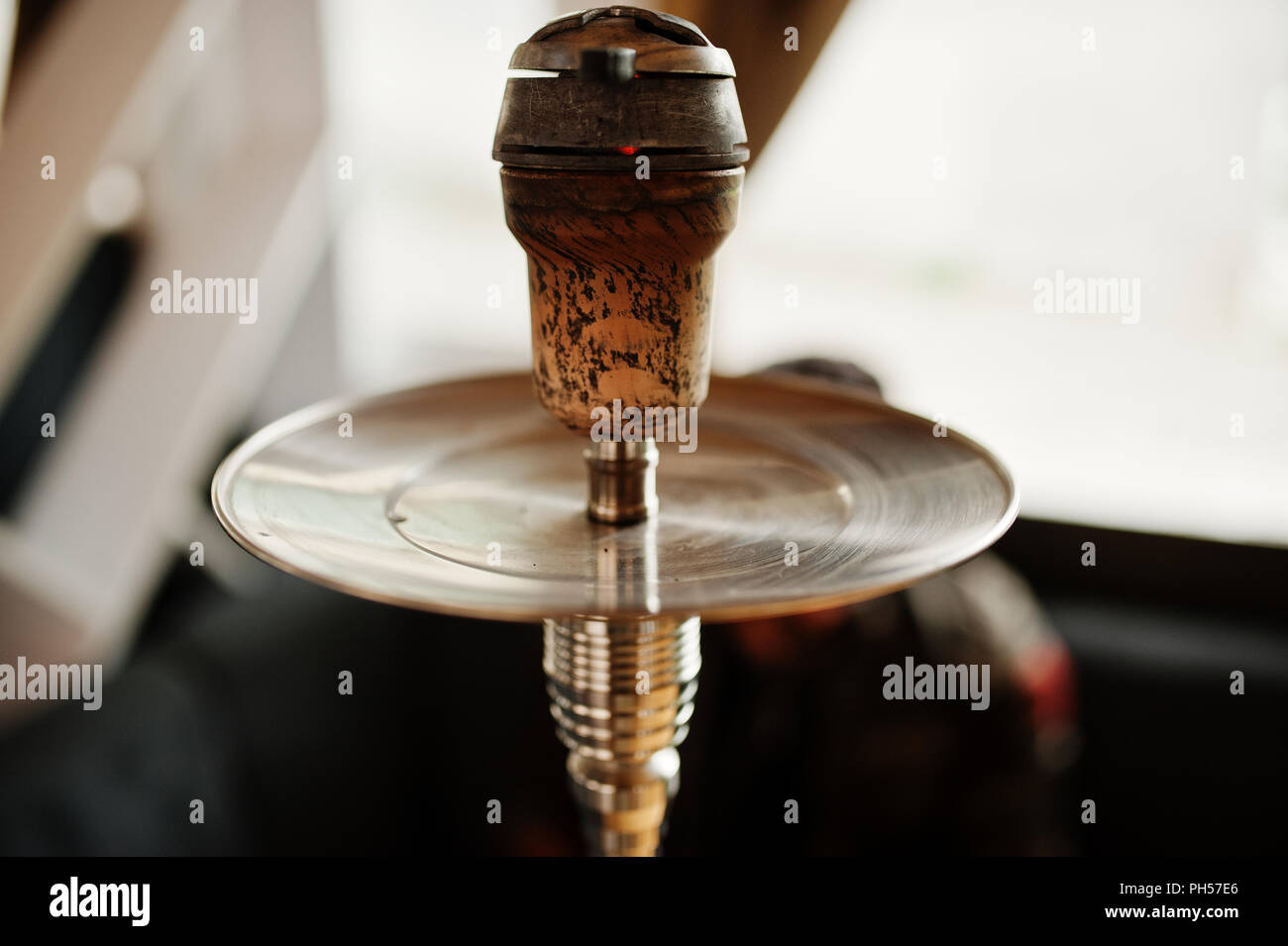 Close up hookah contro la barba elegante uomo arabo. Foto Stock