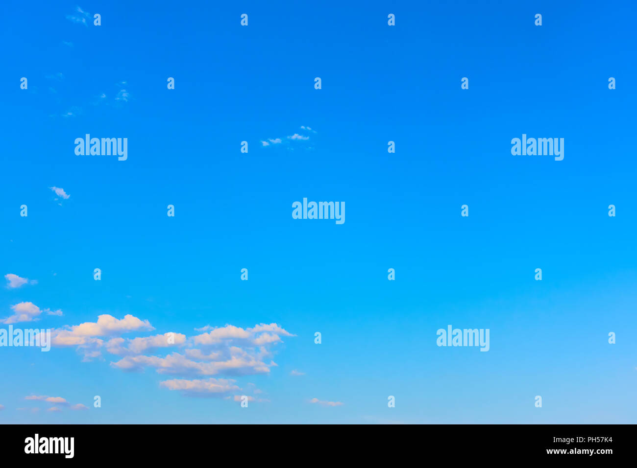 Quasi chiaro cielo blu con nuvole - sfondo con grande copyspace Foto Stock