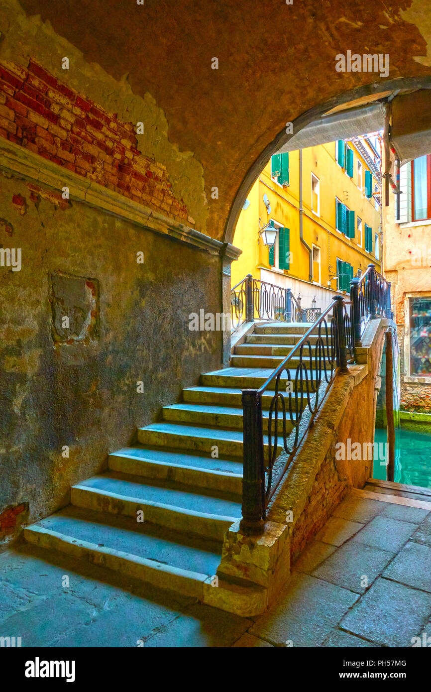 Il gateway e il piccolo ponte sul canale di Venezia, Italia Foto Stock