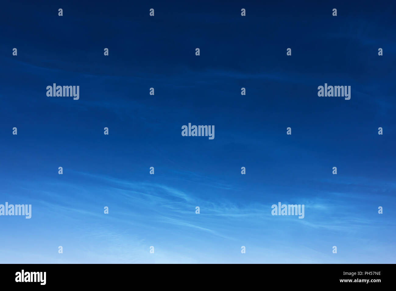 Notte cielo del nord con rari noctilucent nuvole (notte splende di nuvole) - sfondo naturale Foto Stock