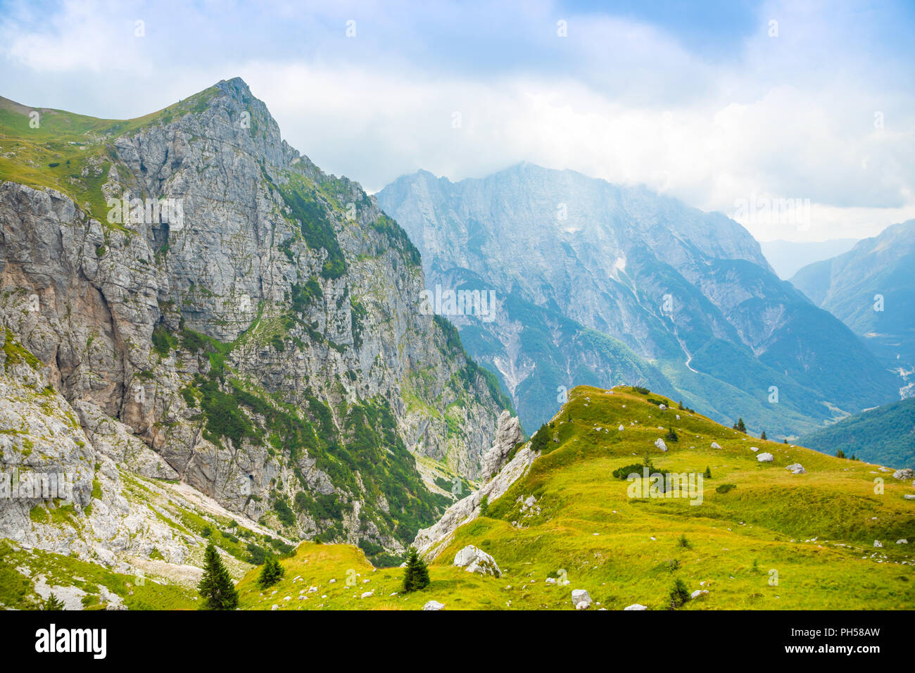 Vista panoramica delle Alpi dal Mangart sella, Slovenia Foto Stock