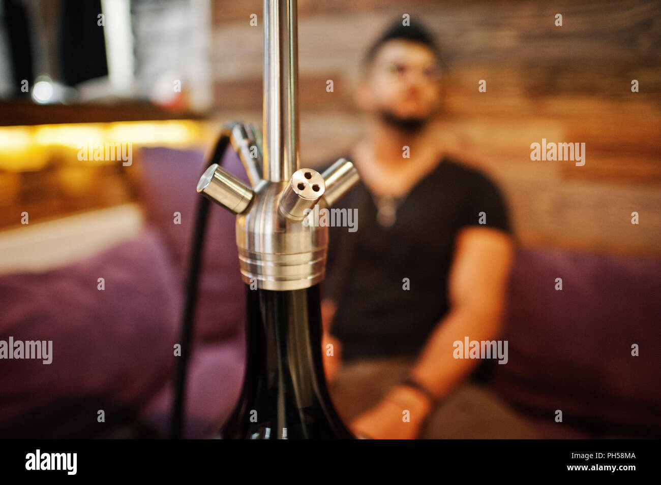 Close up hookah contro la barba elegante uomo arabo. Foto Stock