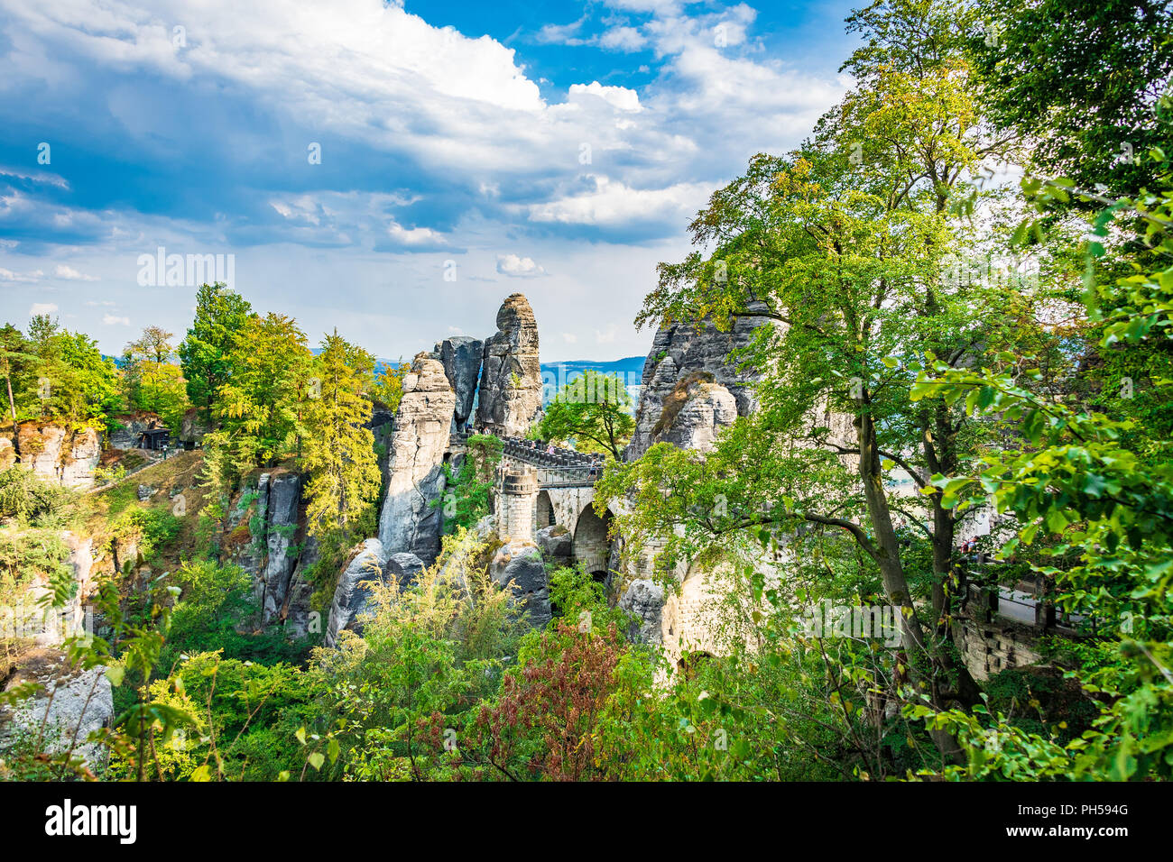 Bastei Bridge è un ponte di pietra arenaria dell'Elba montagne di arenaria della Germania ed è parte della Svizzera Sassone National Park Foto Stock