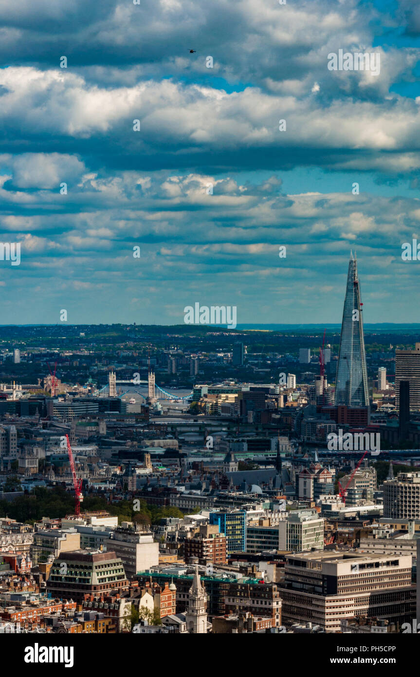 Il Tower Bridge, il coccio e Central London - aerial shot dalla BT Tower Foto Stock