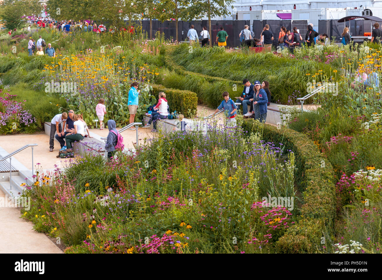 La gente camminare nei giardini del Parco Olimpico - Olimpiadi di Londra 2012 Foto Stock