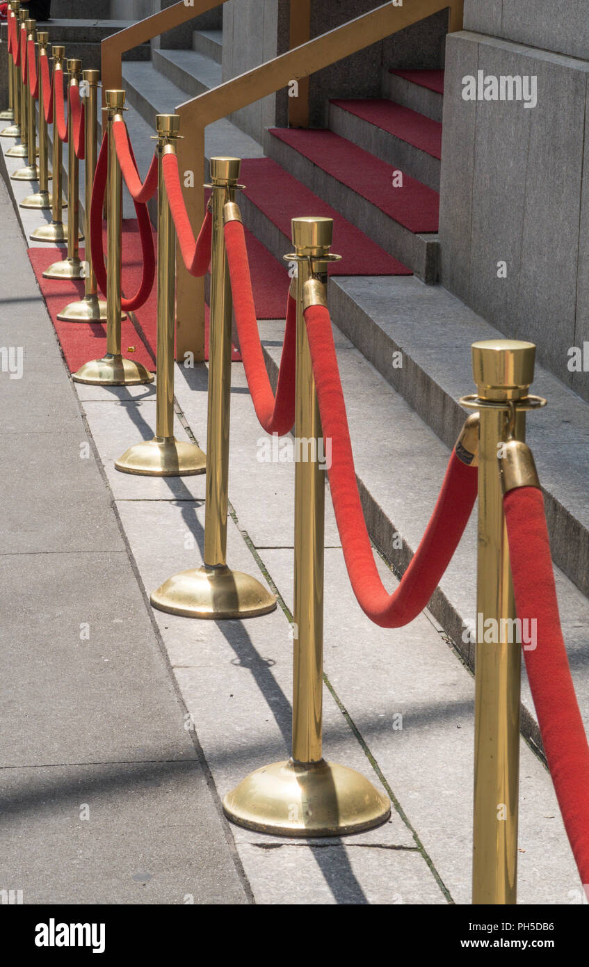 Il velluto rosso di funi e montanti in corrispondenza di un evento, NYC, STATI UNITI D'AMERICA Foto Stock