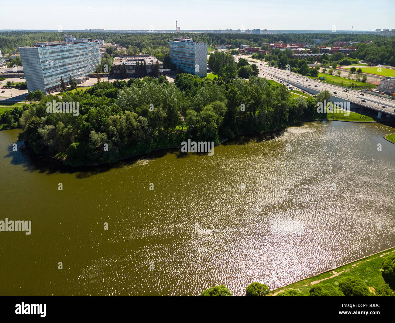 Bridge, grande città stagno e il Parco della Vittoria in Zelenograd Russia. Foto Stock